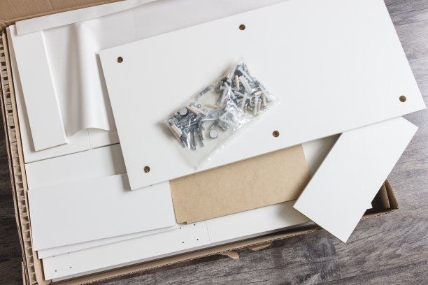 箱与家具组装零件放在地板上图片下载