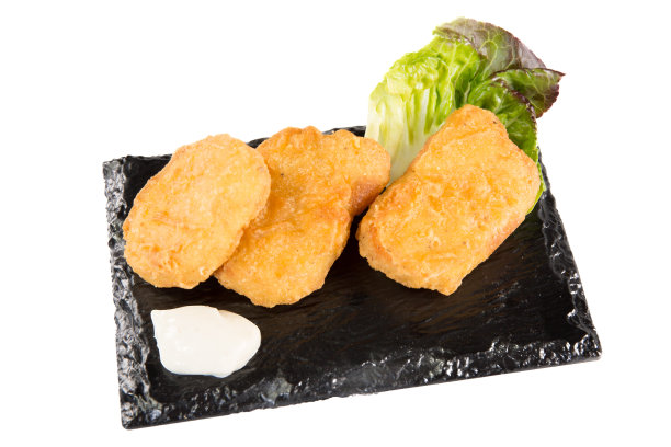 石板板裹上面包屑的鸡肉、炸鸡块、鸡翅和烧烤蘸酱图片下载