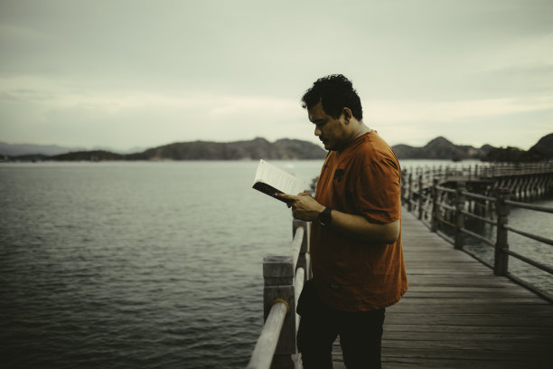 亚洲人在木桥上看书图片下载