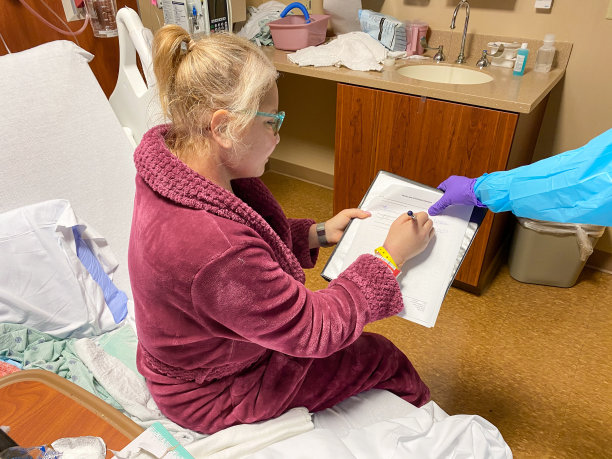 医学系列:女性患者签出院证图片下载