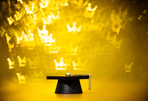 金冠背景的学士帽图片下载