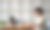 裁剪照片的女人写的名单在记事本笔记工作或笔记本电脑在室内学习-教育课程或培训，研讨会，在线教育概念图片下载