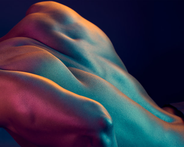 一个肌肉发达的男人在工作室背景下摆姿势的照片图片下载