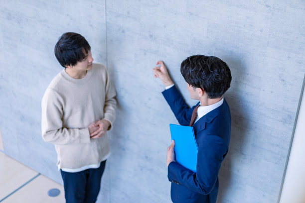 一个男人在巡视一处房产图片下载