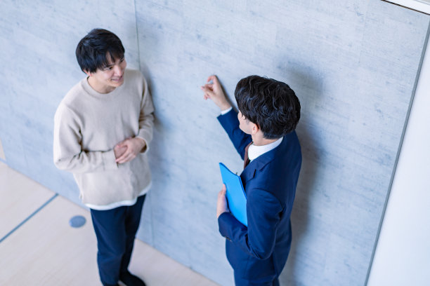 一个男人在巡视一处房产图片下载