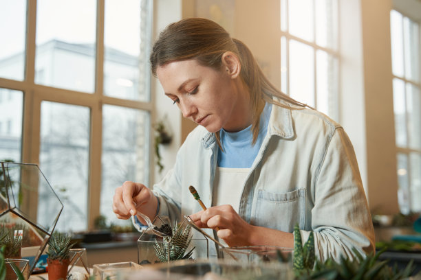 年轻漂亮的女人在演播室工作图片下载
