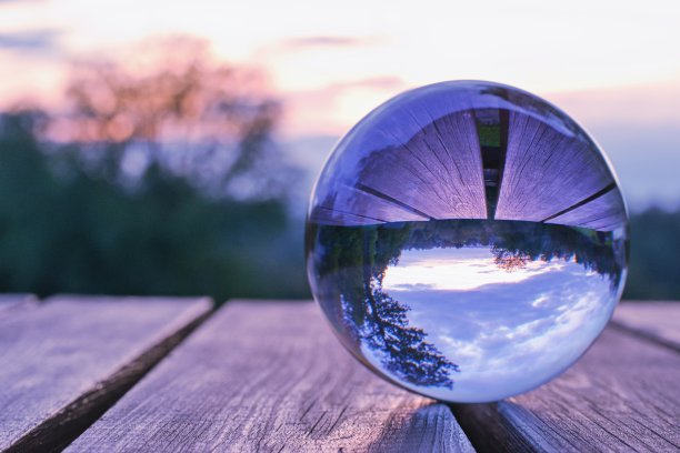 镜头球创意照片的灵感来自颜色17-3938,Veri佩里- 2022年的颜色-时尚概念。图片下载