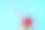 粉红色和红色的心与小珠子洒在女性手中的玻璃在蓝色的背景。贺卡。爱情，情人节或其他节日的概念。平面布局风格与复制空间图片下载