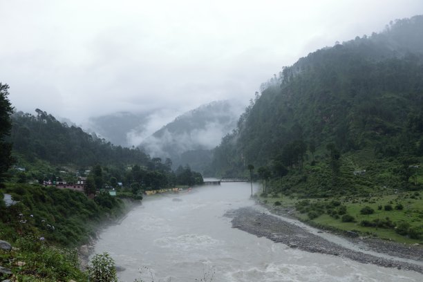 山脉中的河流峡谷。高质量的照片。有选择性的重点。美丽的景色图片下载