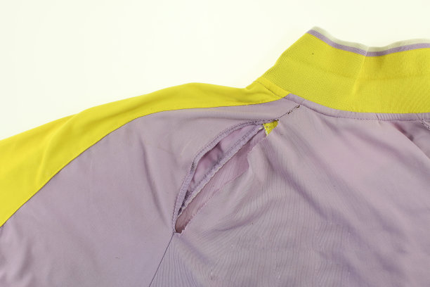 衣服撕裂图片下载