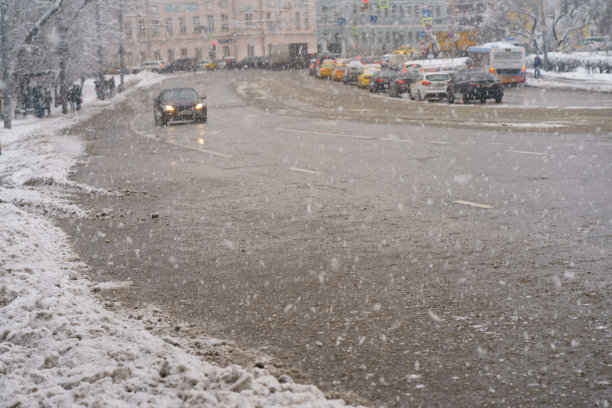 冬季暴风雪中的莫斯科市容。图片下载