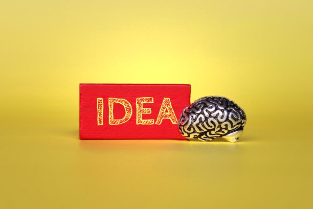 大脑模型和木制立方体与文本的想法。图片下载
