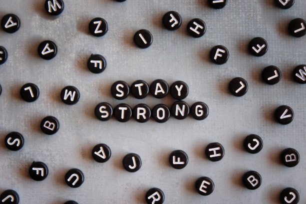 选择聚焦图像的字母珠文本保持坚强图片下载