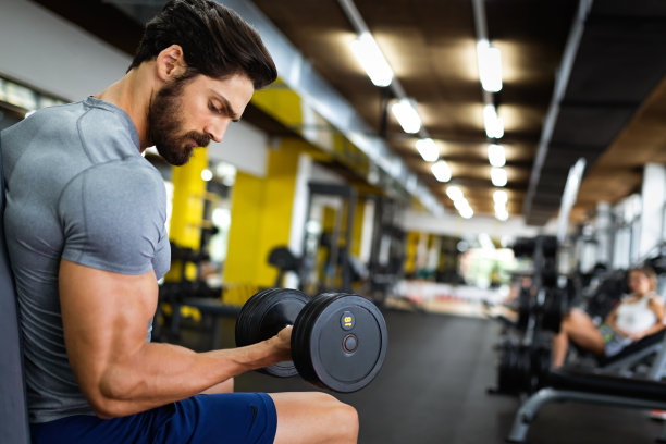 健康人在健身房锻炼的肖像。运动人们健康的生活方式和运动理念图片下载