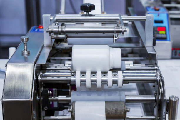 白色塑料瓶贴标机适用于医药行业的小桌上瓶不干胶贴标机。图片下载