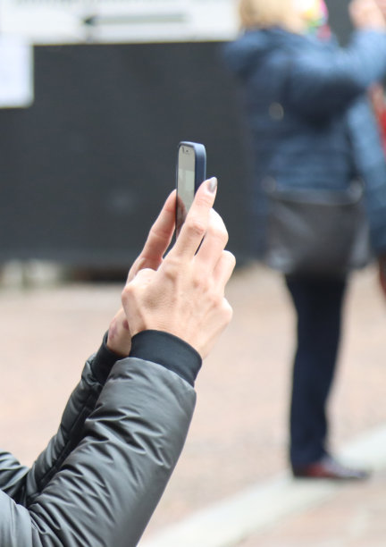 有手机的人也自拍图片下载