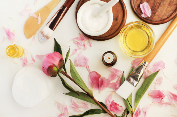植物护肤美容自制配方顶视图成分，面膜和身体护理spa产品清新香气牡丹粉红花，图片下载