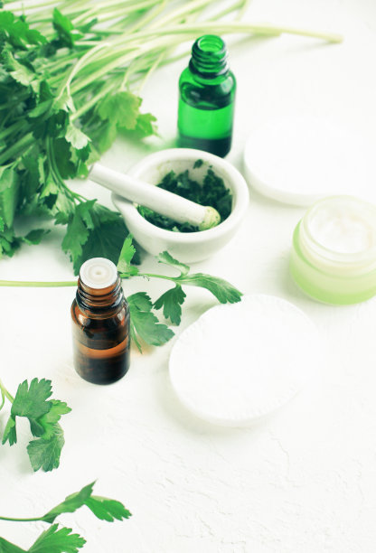 植物化妆品与草药欧芹提取物，新鲜的绿色植物叶片与玻璃药瓶。图片下载