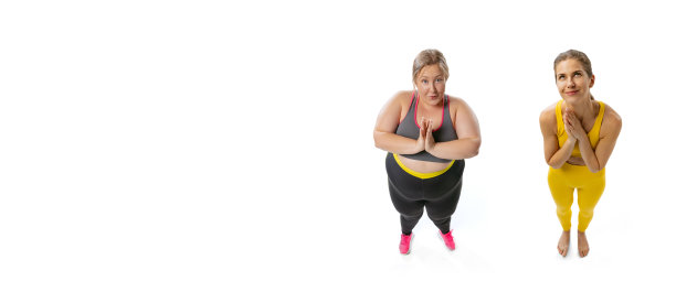 传单上快乐的女人穿着运动服孤立在白色的背景上。健康生活方式、健身、运动、营养、减肥的理念。图片下载