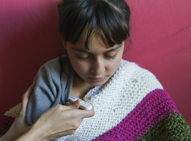 生病的孩子发高烧图片下载