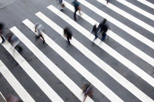 模糊过人行横道的人图片下载