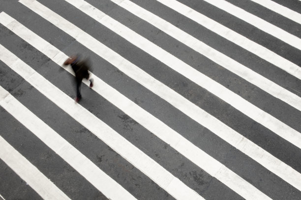 模糊的人过人行横道图片下载