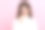 黑发女人拿着放大镜，用大大的变焦眼看着相机，验证真伪。图片下载