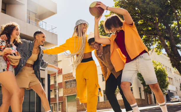 朋友们在户外玩篮球图片下载