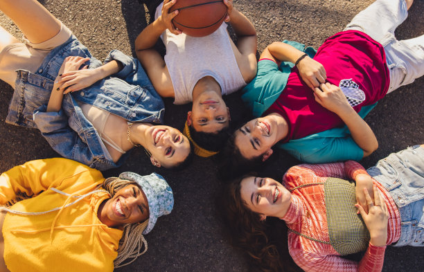 一群朋友躺在路上的俯视图图片下载