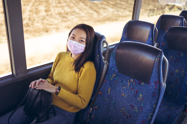 年轻的亚洲漂亮女人的肖像旅行在空巴士看着相机图片下载