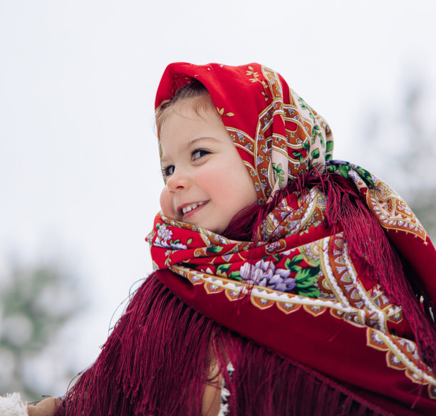 一个戴着红色头巾的小女孩在森林里散步。图片下载