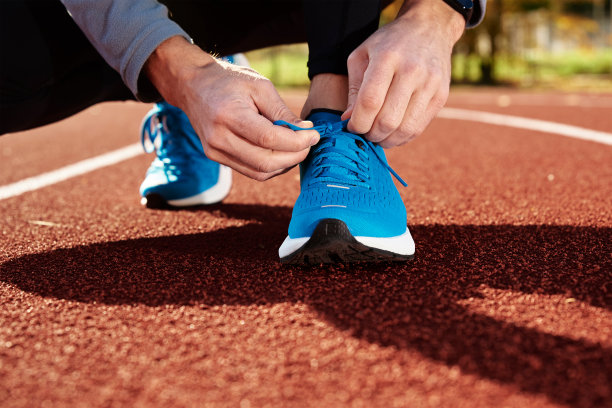 跑步的人准备好跑步，系好鞋带图片下载