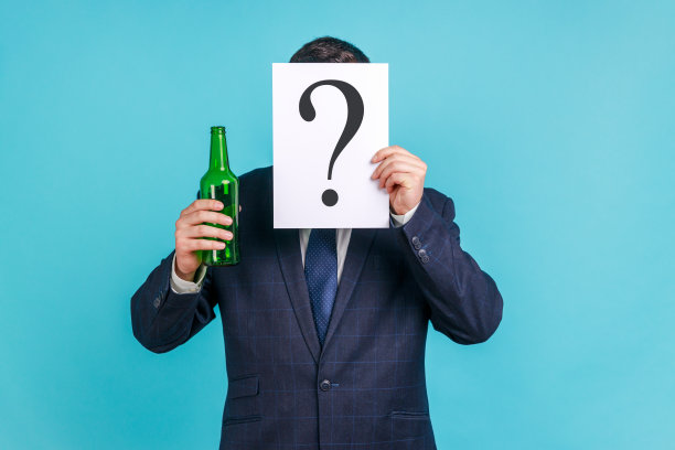 藏在问号纸后并拿着酒精瓶的匿名人士肖像图片下载