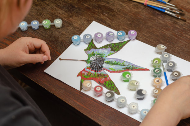 在干树叶上作画。创造力,绘画。图片下载