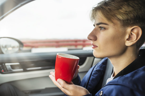 帅气的高中生，十几岁的少年在上学或放学回家的路上喝着咖啡图片下载