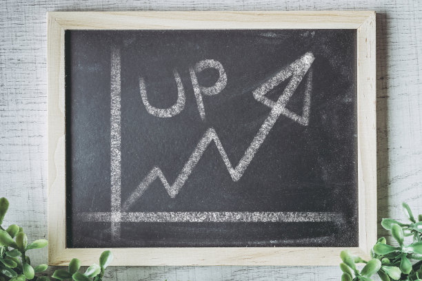 黑板上写着向上的箭头图片下载