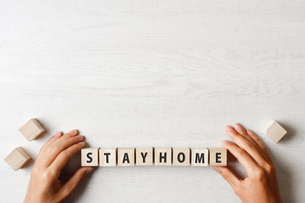 把家用字母和木块放在白色背景上图片下载