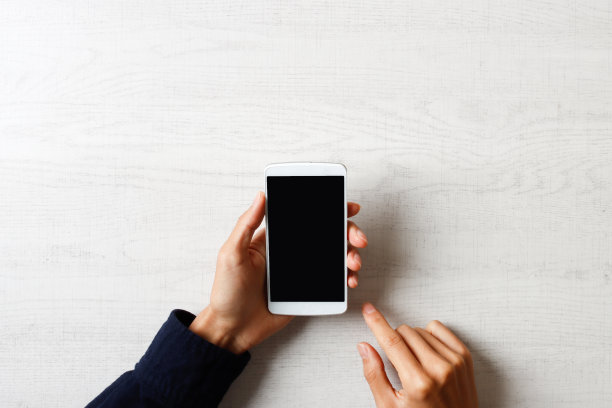 显示智能手机屏幕的手图片下载