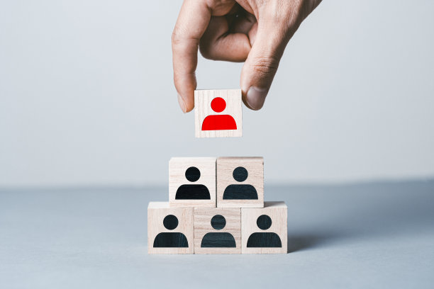 灰色背景与人的剪影木块图片下载