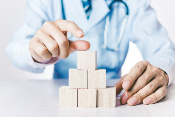 男医生在排木块图片下载