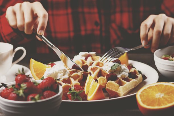 美味的华夫饼甜点配水果图片下载