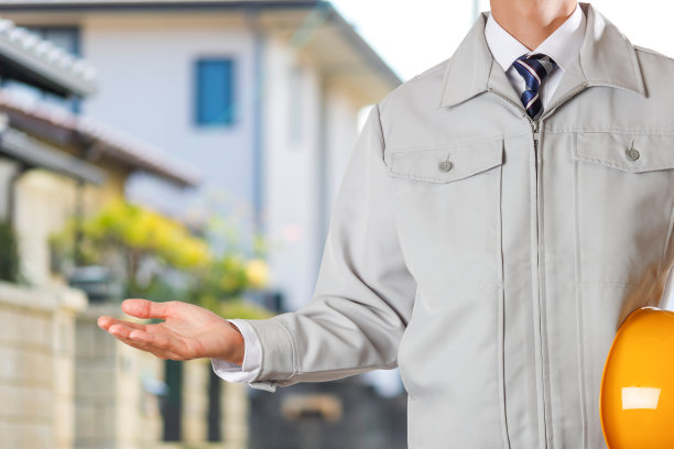 穿着工作服戴着黄色头盔的男人图片下载