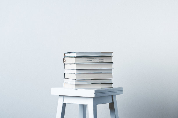 堆叠的书籍和白色背景图片下载