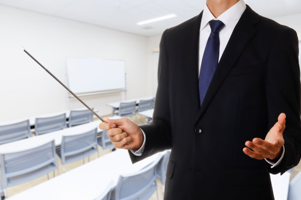 男人说话和指指点点图片下载