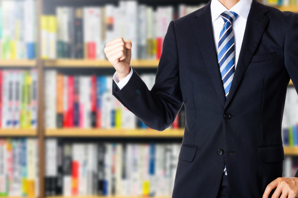 商人们拿着书架排起了队图片下载