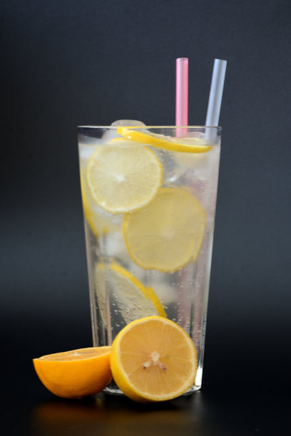冰柠檬水，一种用成熟柠檬片装在高脚杯里的提神饮料。图片下载