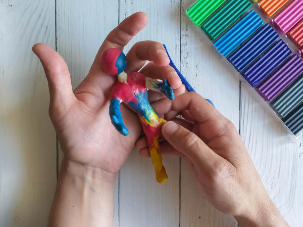 男主人的手正在雕刻人形。建模从橡皮泥。爱好,工作流程图片下载