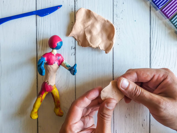 男主人的手正在雕刻人形。建模从橡皮泥。爱好,工作流程图片下载