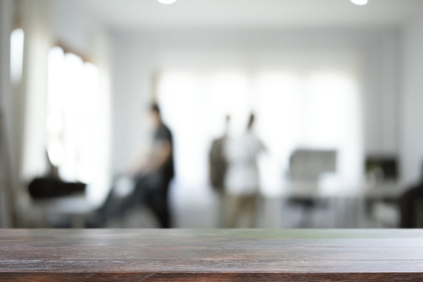 木制的桌子，模糊的现代办公背景。用于产品展示。图片下载