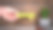 公共关系。黄色的语音泡泡在一个男人的手中，在一个木制的背景上图片下载